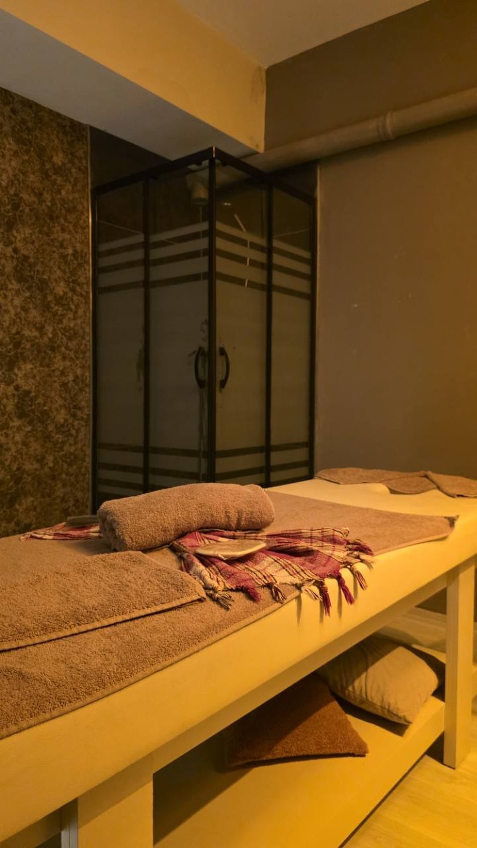Mübrem Spa Çekmeköy gerçek masaj odası ve hazırlanmış masaj masası